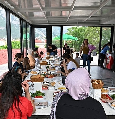 ogretmenlerden-tepe-parkinda-anneler-gunu-etkinligi.jpg