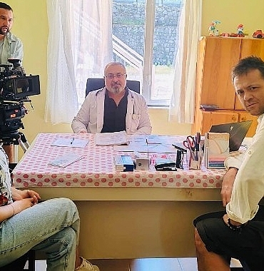 sadi-celil-cengiz-pelin-orhuner-serhat-ozcan-ve-wilma-elles-gibi-isimlerin-basrolunde-yer-aldigi-ask-sarkisi-3-filmi-marmariste-cekiliyor.jpg