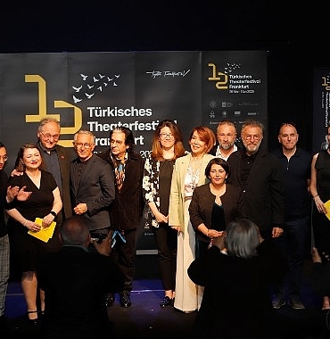sehir-tiyatrolari-yenilmez-oyunuyla-frankfurt-seyircisiyle-bulustu.jpg