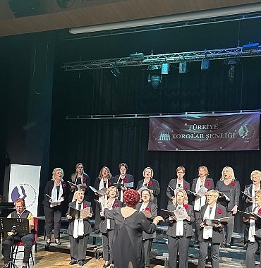 sevda-cenap-and-muzik-vakfi-korolari-27-turkiye-korolar-senliginde.jpg