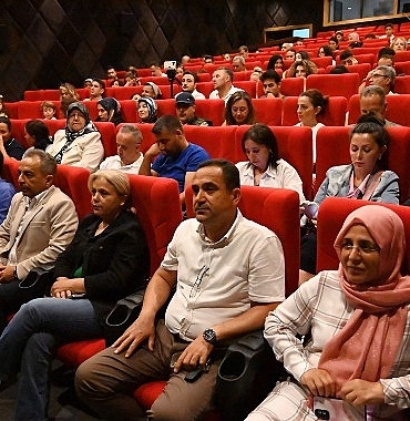 uyandigim-dunya-tiyatro-oyunu-buyuk-alkis-aldi.jpg