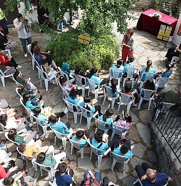yazar-karamuti-misi-yazievinde-ogrencilerle-soylesi-yapti.jpg