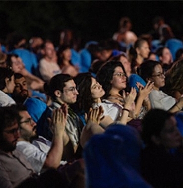 acik-havada-sinema-keyfi-basladi.jpg