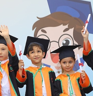 ahlatlibelde-cankayali-cocuklarin-mezuniyet-sevinci.jpg
