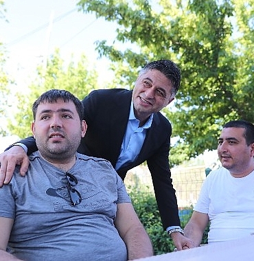 aliagada-protokol-ve-vatandaslar-bayramlasti.jpg