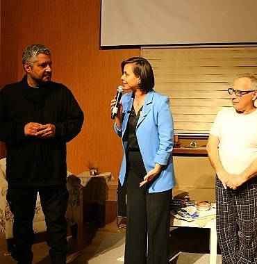 ayvalik-belediye-tiyatrosuna-odul-yagdi.jpg