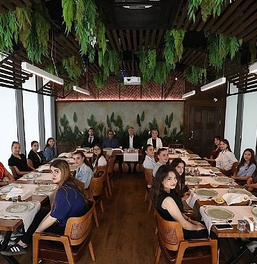 baskan-alper-taban-stajyer-ogrencilerle-veda-sofrasinda-bulustu.jpg