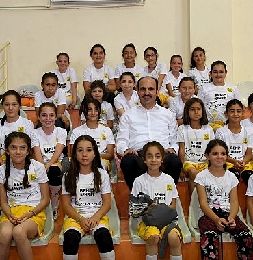 baskan-altay-28-ilcede-cocuklari-ve-gencleri-yaz-spor-okullarina-kayit-olmaya-davet-etti.jpg