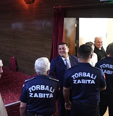 baskan-demir-belediye-personeli-ile-bayramlasti.jpg