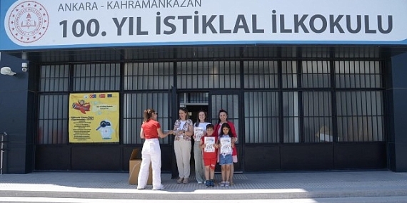 Başkan’dan Miniklere İlçeyi Tanıtan Karne Hediyesi
