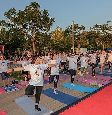 bayrakli-sahilde-bulusup-yoga-yaptilar-dunya-yoga-gununde-renkli-etkinlik.jpg