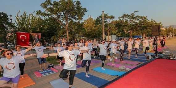 Bayraklı sahilde buluşup, yoga yaptılar – Dünya Yoga Günü’nde renkli etkinlik
