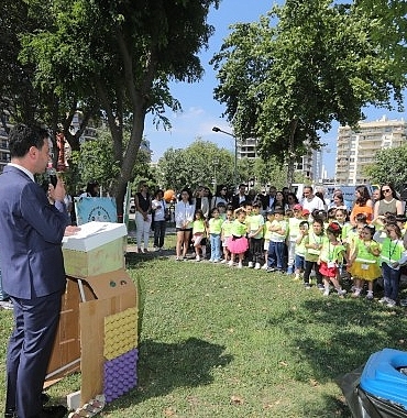 bayraklida-cevre-gunu-senligi-cocuklar-cizdi-belediye-cop-kamyonlariyla-ilce-sokaklarina-tasidi.jpg