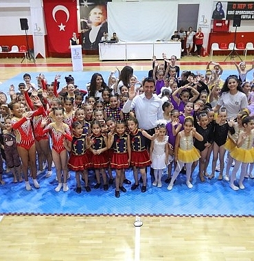 bayraklili-kursiyerlerden-yil-sonu-gosterisi.jpg