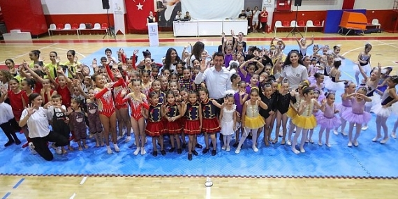 Bayraklılı kursiyerlerden yıl sonu gösterisi