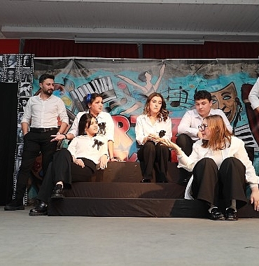 burhaniyede-tiyatro-ruzgari-esti.jpg