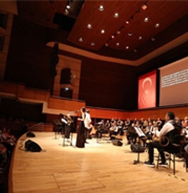 cumhuriyetin-divasi-muzeyyen-senar-konserle-anildi.jpg