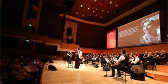 “Cumhuriyetin Divası” Müzeyyen Senar konserle anıldı