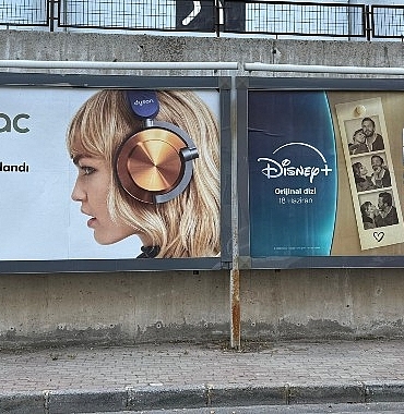 disneytan-yeni-dizisi-aski-hatirla-icin-yaratici-bir-acikhava-kampanyasi-konusan-billboardlar.jpg