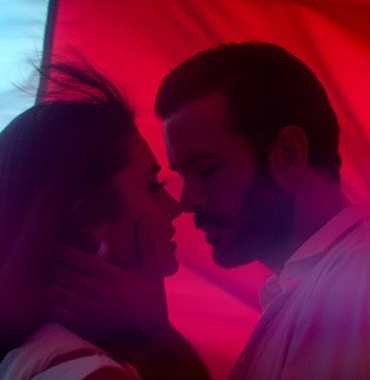 hande-ercel-ve-baris-arducun-basrollerinde-yer-aldigi-disneyin-aski-hatirla-dizisinden-yeni-tanitim-yayinlandi.jpg