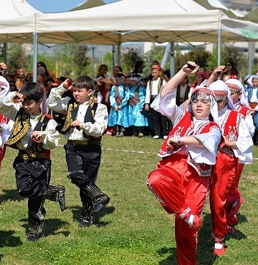 ilkokul-ogrencilerinden-halk-oyunu-gosterisi.jpg