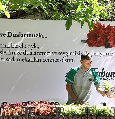inegol-belediyesi-mezarliklarda-9-bin-adet-cicek-dagitti.jpg