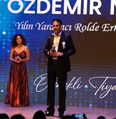 izmir-sehir-tiyatrolarina-anlamli-odul.jpg
