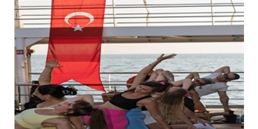 izmirde-gunesi-yoga-ile-ugurladilar.jpg