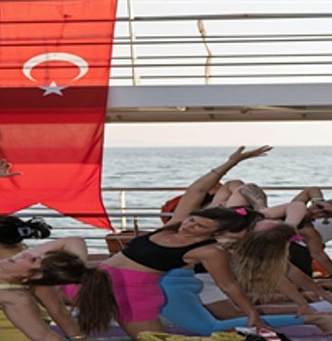 izmirde-gunesi-yoga-ile-ugurladilar.jpg