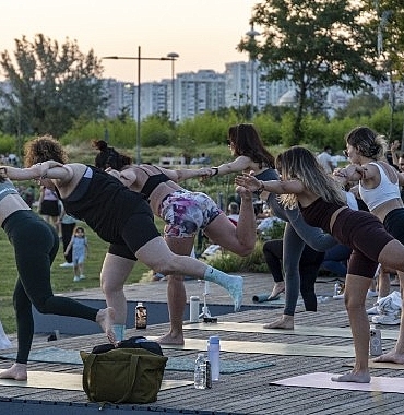 karsiyakada-gun-batiminda-yoga-bulusmasi.jpg