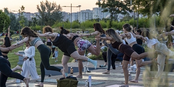 Karşıyaka’da gün batımında yoga buluşması