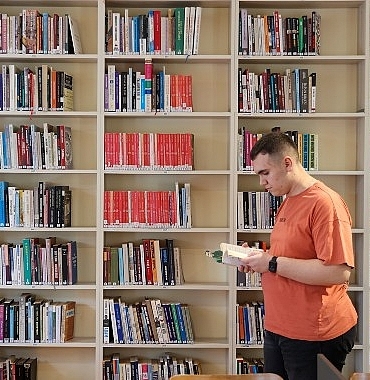 kitap-kurdu-asil-okuma-sevgisiyle-ornek-oluyor.jpg
