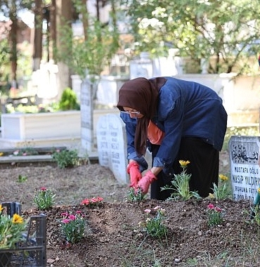 kocaeli-buyuksehir-bayramda-vefa-gelenegini-yine-surdurdu-kabirlere-cicek-gonullere-huzur.jpg