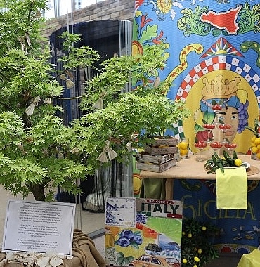 moda-akademisinde-vitrin-bir-sahne-sergisi-acildi.jpg