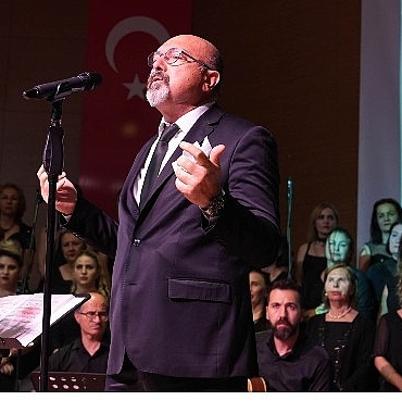neset-ertas-keciorende-turkulerle-anildi.jpg