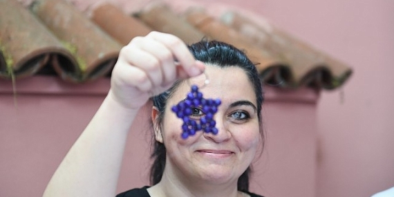 Osmangazili kadınlar hemcinsleri için hediye anahtarlık üretiyor