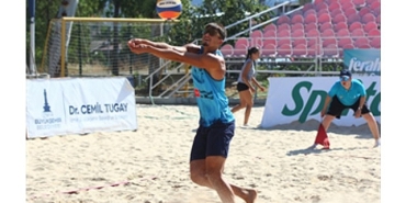 plaj-voleybolunun-kalbi-izmirde-atti.jpg