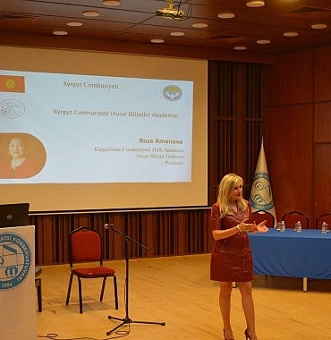 prof-dr-amanova-komuz-atalarimizin-sesi-ruhumuzun-aynasidir.jpg