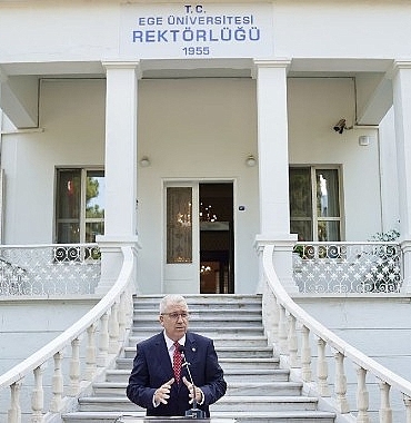 rektor-prof-dr-budak-ege-universitesi-ailesiyle-bayramlasti.jpg