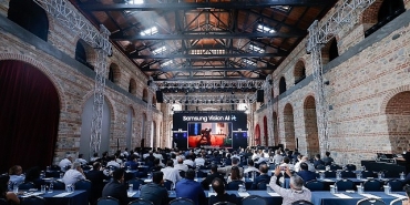 samsung-turkiye-is-ortaklari-zirvesinde-vision-ai-stratejisiyle-uretilen-2025-yili-tv-serisini-tanitti.jpg