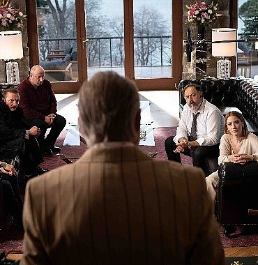 sekizinci-aile-disneytan-goz-dolduran-kadrosuyla-trajikomik-bir-aile-hikayesi.jpg
