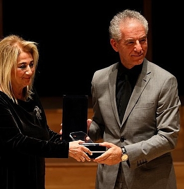 uluslararasi-izmir-festivali-acilisinda-ege-universitesine-plaket.jpg