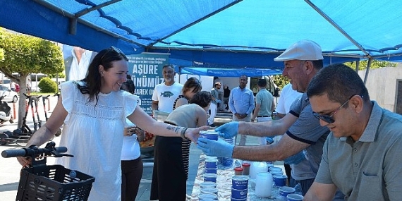 Antalya Büyükşehir Belediyesi geleneksel aşure ikramlarına başladı