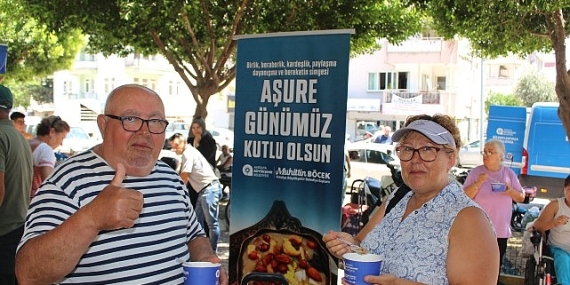 Antalya Büyükşehir Belediyesi’nin geleneksel aşure ikramları devam ediyor