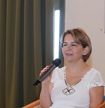 ayvalikli-yazarlar-arnavut-kaldirimlarinin-hikayedeki-izi-soylesisinde-bulustu.jpg