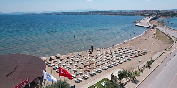 Ayvalık’ta Yaz Kitapla Güzel: “Kitap Plajda!” Projesi Belediye Plajlarında Başlıyor