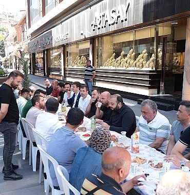 baskan-ari-carsi-esnafiyla-kahvalti-yapti.jpg