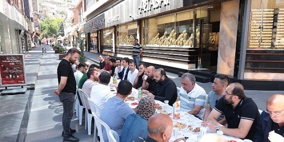 Başkan Arı, Çarşı Esnafıyla Kahvaltı Yaptı