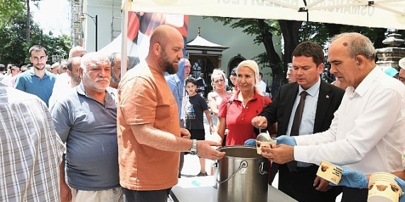 Başkan Aydın vatandaşlara aşure dağıttı