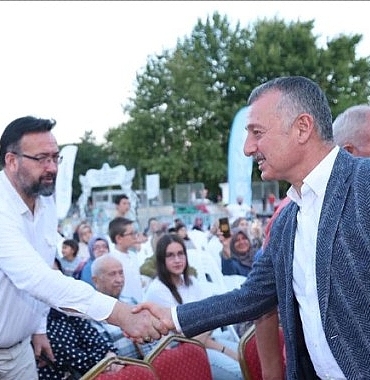 baskan-buyukakin-kazani-acti-ilk-helvalari-dagitti.jpg
